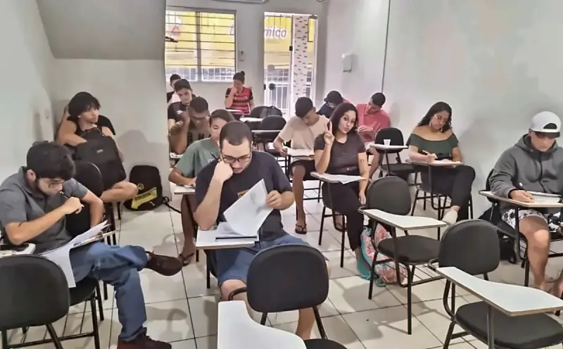Turma do Foco fazendo exercícios nas carteiras da sala