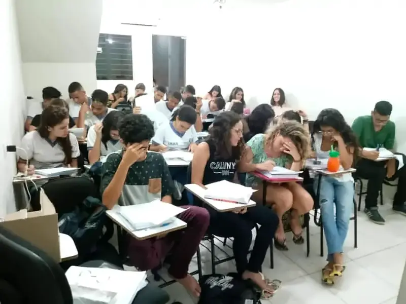 Sala lotada de alunos do Foco resolvendo exercícios nas carteiras