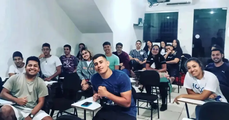 Turma do Foco sorrindo para a foto na sala de aula